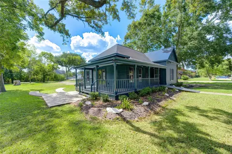 602 E Myrtle St, Angleton, TX 77515