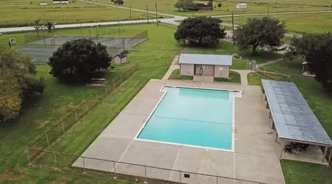 000 Lariat Ct, Angleton, TX 77515 photo 2