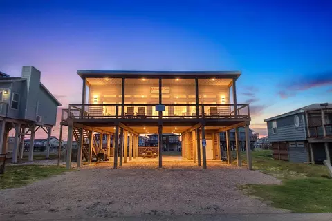 706 Beach Dr, Freeport, TX 77541