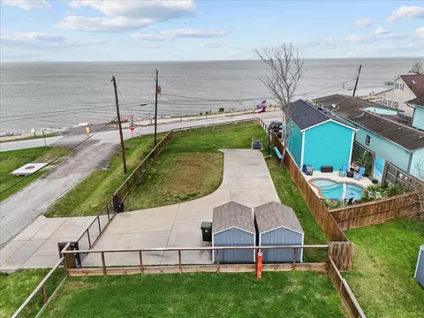 4402 Boulevard St, Bacliff, TX 77518