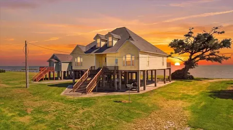 207 Heartfield Ln, Anahuac, TX 77514