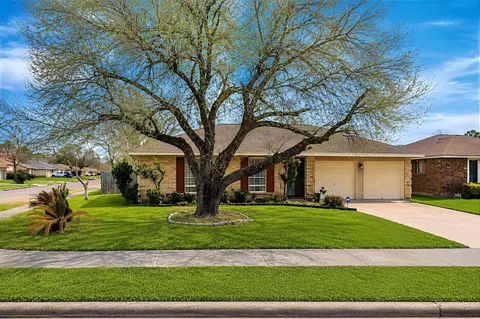 302 Forest Hills Dr, League City, TX 77573