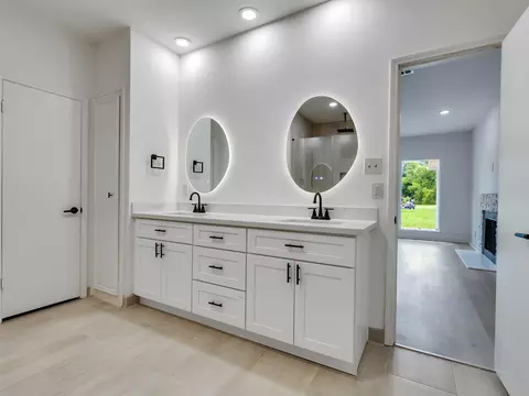 Bath - 26 Cherry Hill Dr, Conroe, TX 77304 photo 1 of 3