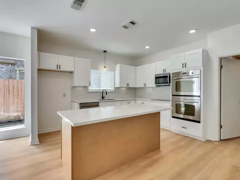 Kitchen - 26 Cherry Hill Dr, Conroe, TX 77304 photo 2 of 4