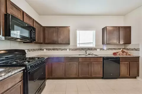 Kitchen - 3607 Crosspointe Pass, Angleton, TX 77515 photo 4 of 7