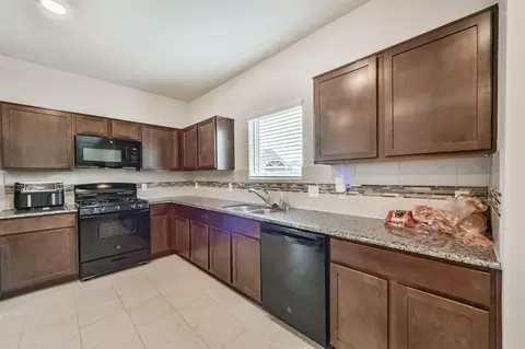Kitchen - 3607 Crosspointe Pass, Angleton, TX 77515 photo 5 of 7