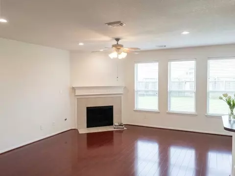 2032 Creek Shore Ln, Pearland, TX 77581