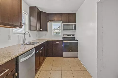 319 E B St, La Porte, TX 77571