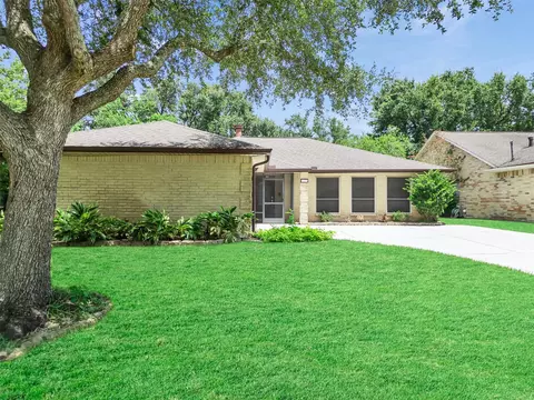 2819 Poplar Creek Ln, Pearland, TX 77584