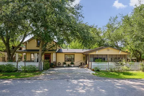 1021 Ave E, Bacliff, TX 77518