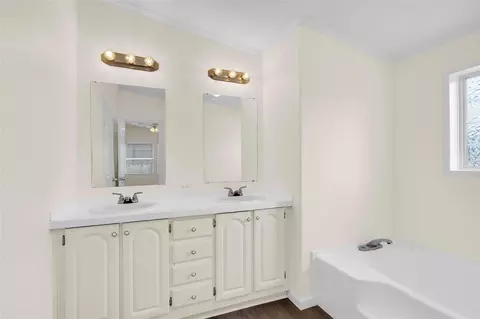 Bath - 10027 Berrypatch Ln, Tomball, TX 77375 photo 2 of 3