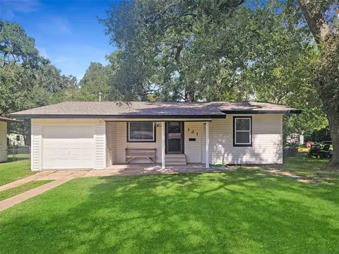 121 Wisteria St, Lake Jackson, TX 77566