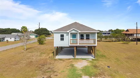 638 Swallow Dr, Palacios, TX 77465