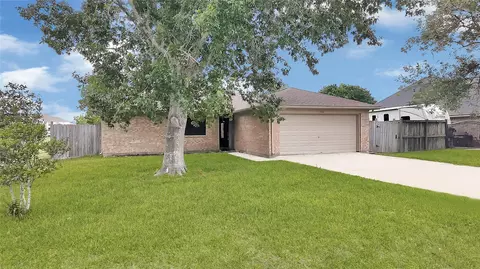 830 S 6th St, La Porte, TX 77571