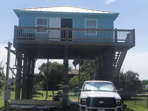 1021 N Sage Rd, Crystal Beach, TX 77650