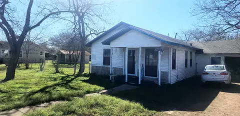 702 Maple St, Yoakum, TX 77995