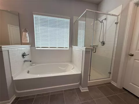 Bath - 1951 Middle Pass Ln, Angleton, TX 77515 photo 1 of 1