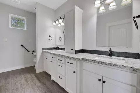 Bath - 453 E Oak Shadows, Onalaska, TX 77360 photo 2 of 3