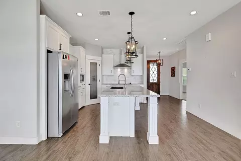 Kitchen - 453 E Oak Shadows, Onalaska, TX 77360 photo 4 of 5