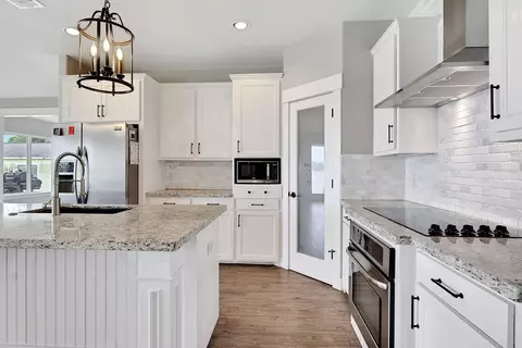 Kitchen - 453 E Oak Shadows, Onalaska, TX 77360 photo 3 of 5