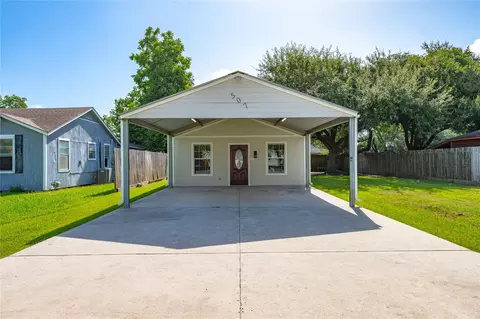 507 W Oak St, Highlands, TX 77562