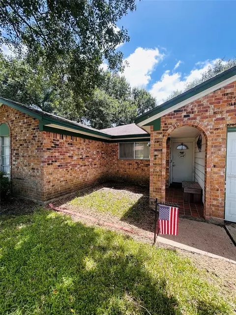 Exterior - 2 Travis Ct, Angleton, TX 77515 photo 2 of 7