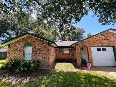 Exterior - 2 Travis Ct, Angleton, TX 77515 photo 3 of 7
