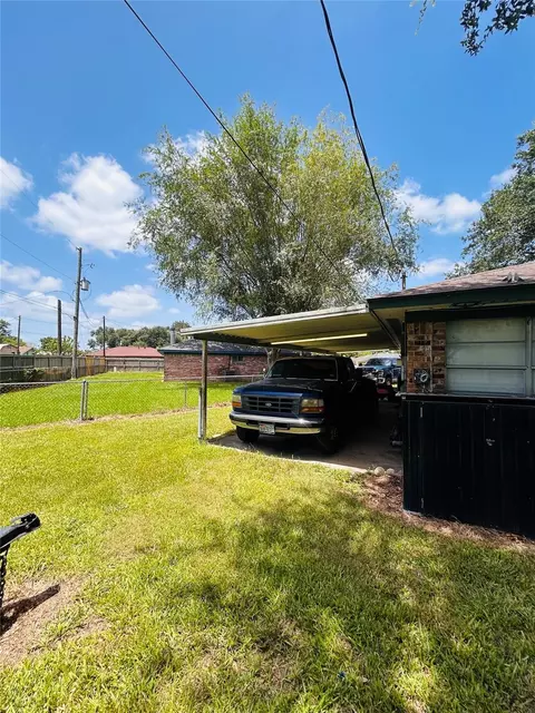 Exterior - 2 Travis Ct, Angleton, TX 77515 photo 5 of 7