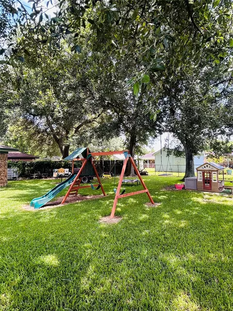 Exterior - 2 Travis Ct, Angleton, TX 77515 photo 6 of 7