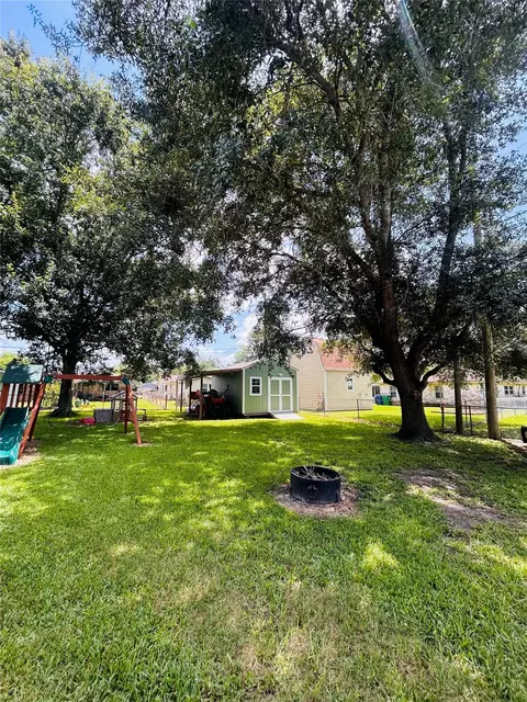 Exterior - 2 Travis Ct, Angleton, TX 77515 photo 4 of 7