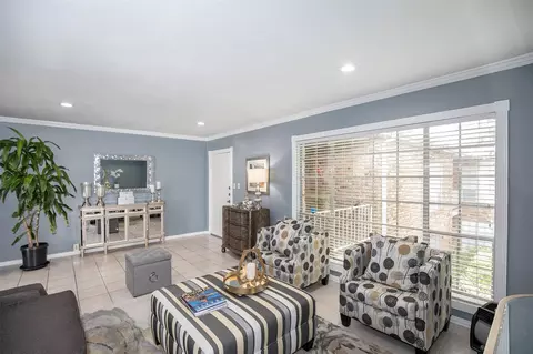 2101 Fountain View Dr #80, Houston, TX 77057