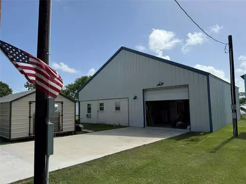 94 Trout St, Palacios, TX 77465