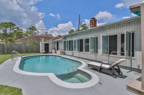 502 Wildwood Dr, Seabrook, TX 77586