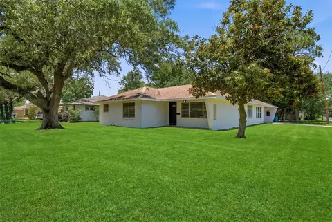 5002 Live Oak Dr, Texas City, TX 77591