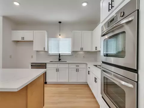 Kitchen - 26 Cherry Hill Dr, Conroe, TX 77304 photo 3 of 3