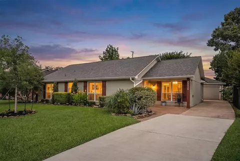 2206 Willowby Dr, Houston, TX 77008