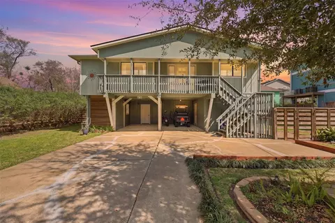 221 Oak Rd, Clear Lake Shores, TX 77565