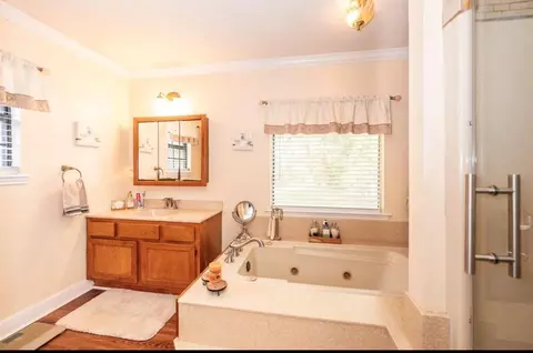 Bath - 464 River Rd, Angleton, TX 77515 photo 1 of 4