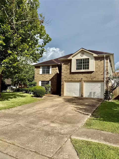 223 Almond Dr, Lake Jackson, TX 77566