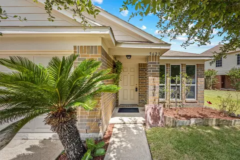 5623 Cinnamon Lake Dr, Baytown, TX 77521