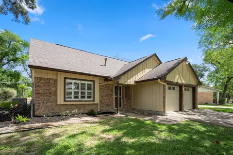 5918 Par Four Dr, Houston, TX 77088