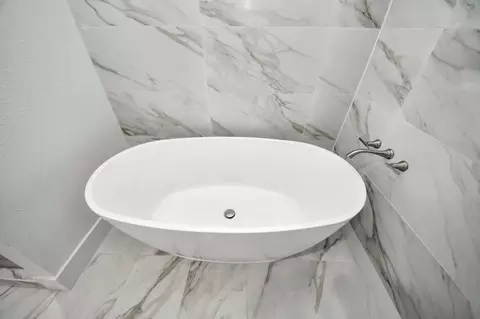 Bath - 22814 Pebworth Pl, Spring, TX 77373 photo 6 of 9