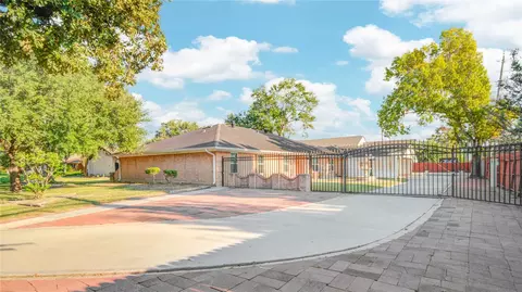 902 Ashford Parkway Pkwy, Houston, TX 77077