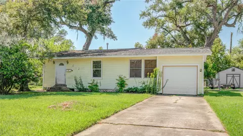 212 Winding Way St, Lake Jackson, TX 77566
