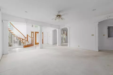 Living - 555 Willow Dr, Jasper, TX 75951 photo 2 of 8