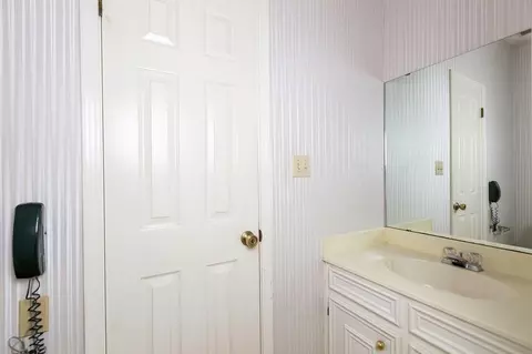 Bath - 555 Willow Dr, Jasper, TX 75951 photo 1 of 7