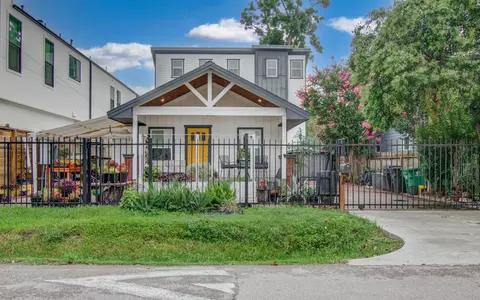 1205 E 26th St #5, Houston, TX 77009