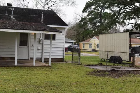 Exterior - 1006 Mac Dr, Sweeny, TX 77480 photo 9 of 10