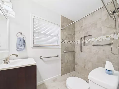 Bath - 1006 Mac Dr, Sweeny, TX 77480 photo 4 of 4