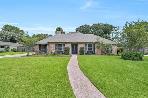 705 Quaker Dr, Friendswood, TX 77546